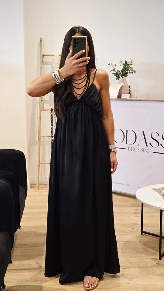 Robe longue en satin noir à détail plissé poitrine