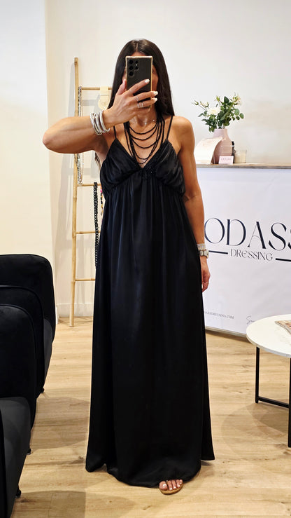 Robe longue en satin noir à détail plissé poitrine
