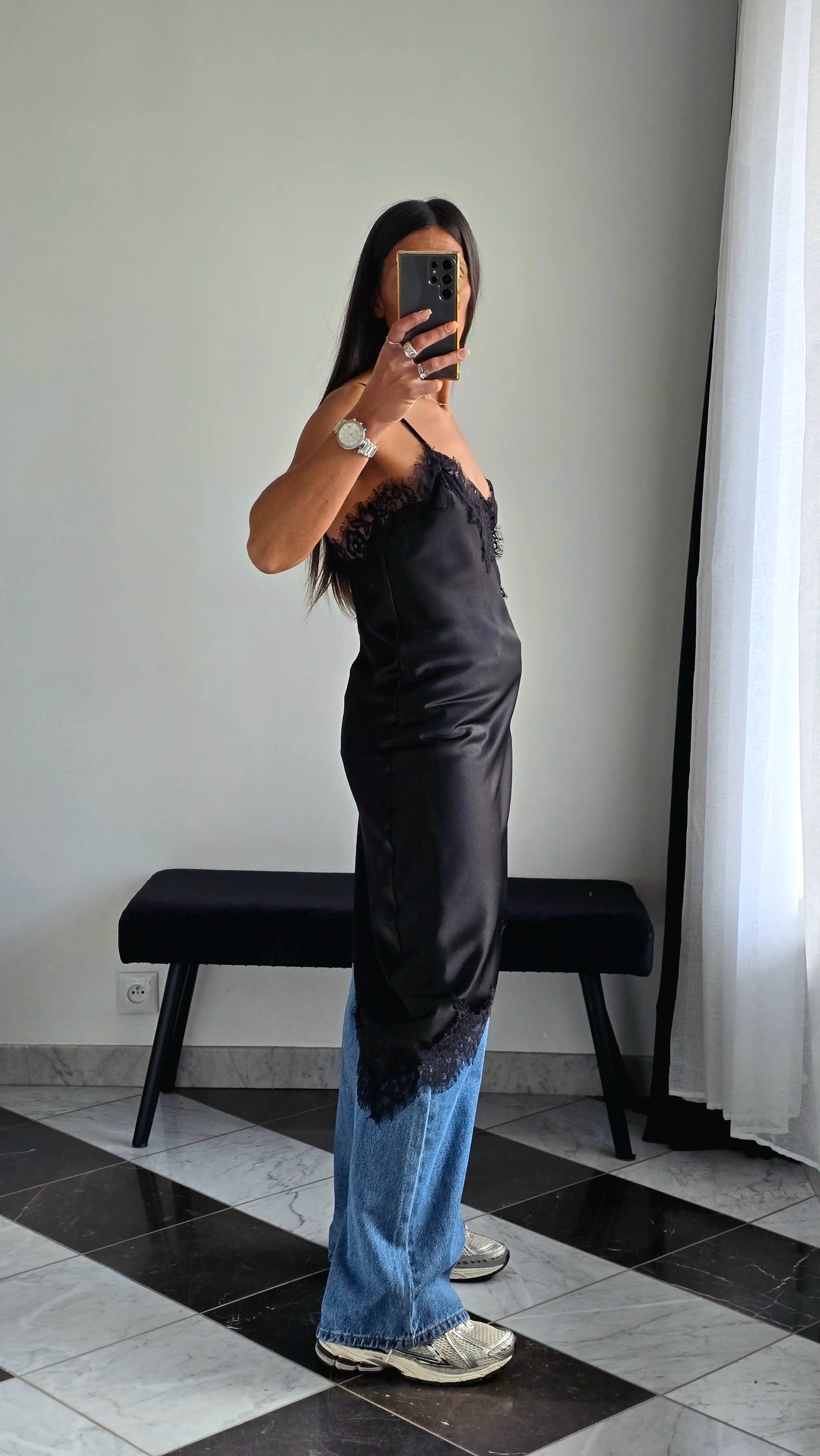 Robe Satin & Dentelle – Noir Intense