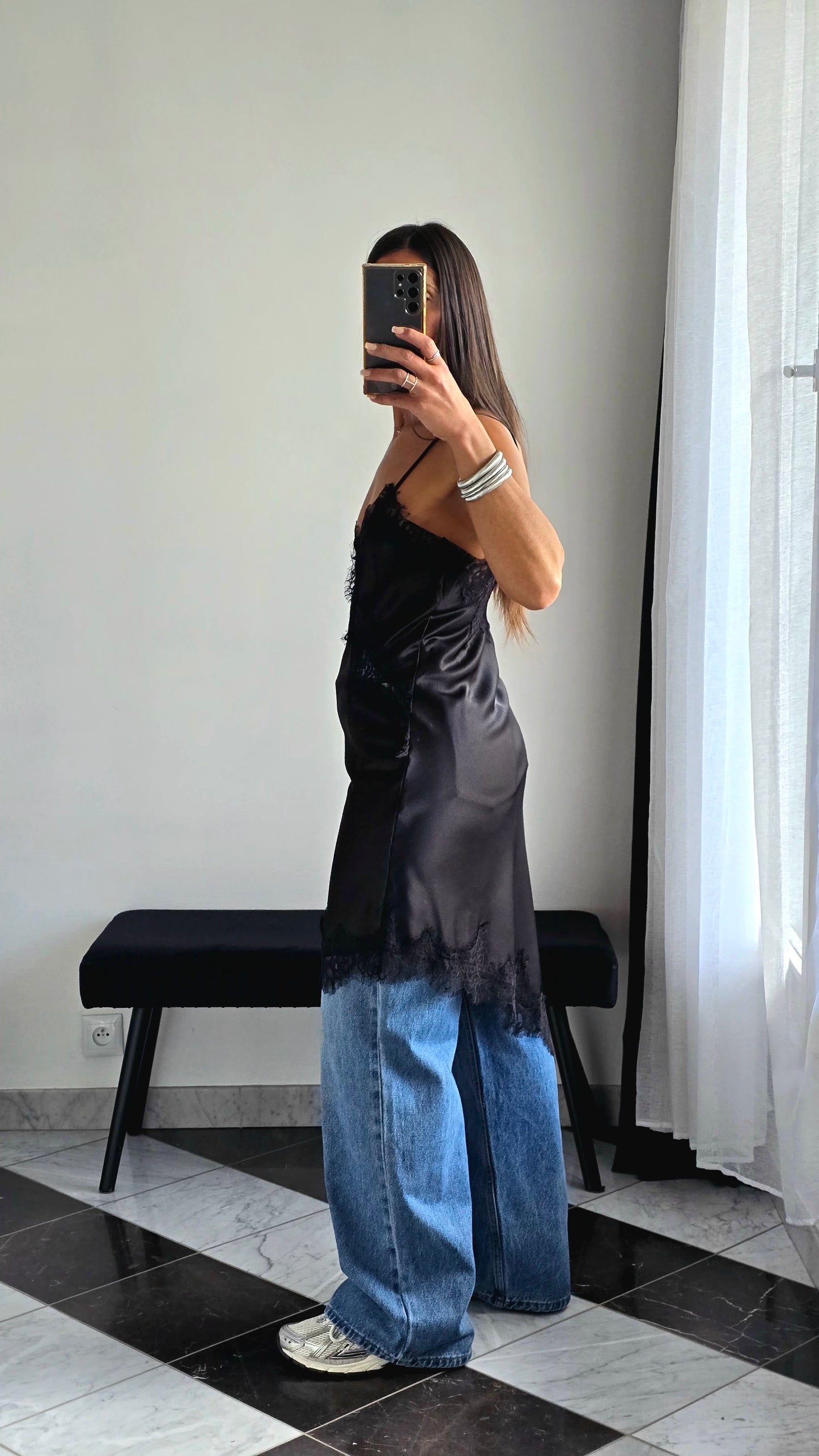 Robe Satin & Dentelle – Noir Intense