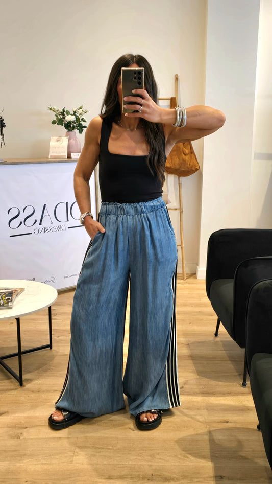 Pantalon Fluide Bleu En 100% Tencel Avec Bande Sport Latérale