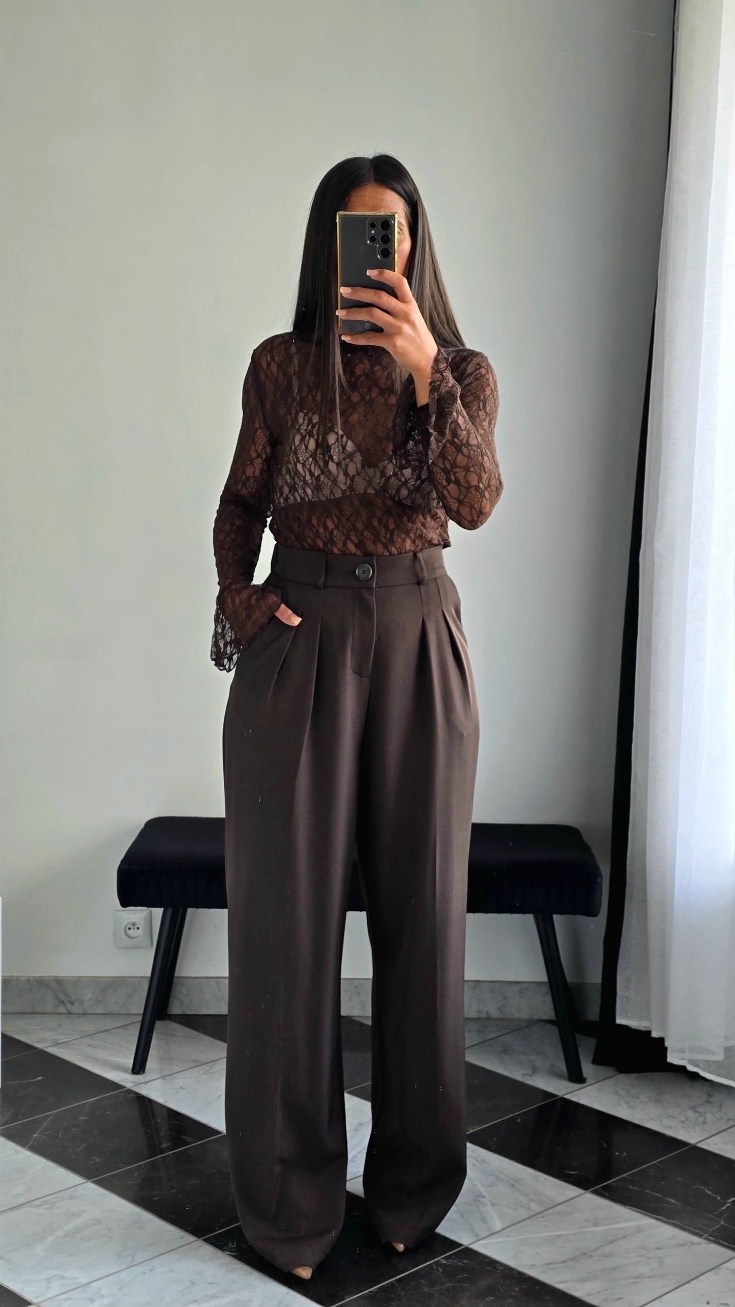 Haut en Dentelle à Col Cheminée – Chocolat Intense