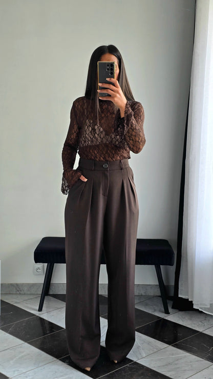 Haut en Dentelle à Col Cheminée – Chocolat Intense